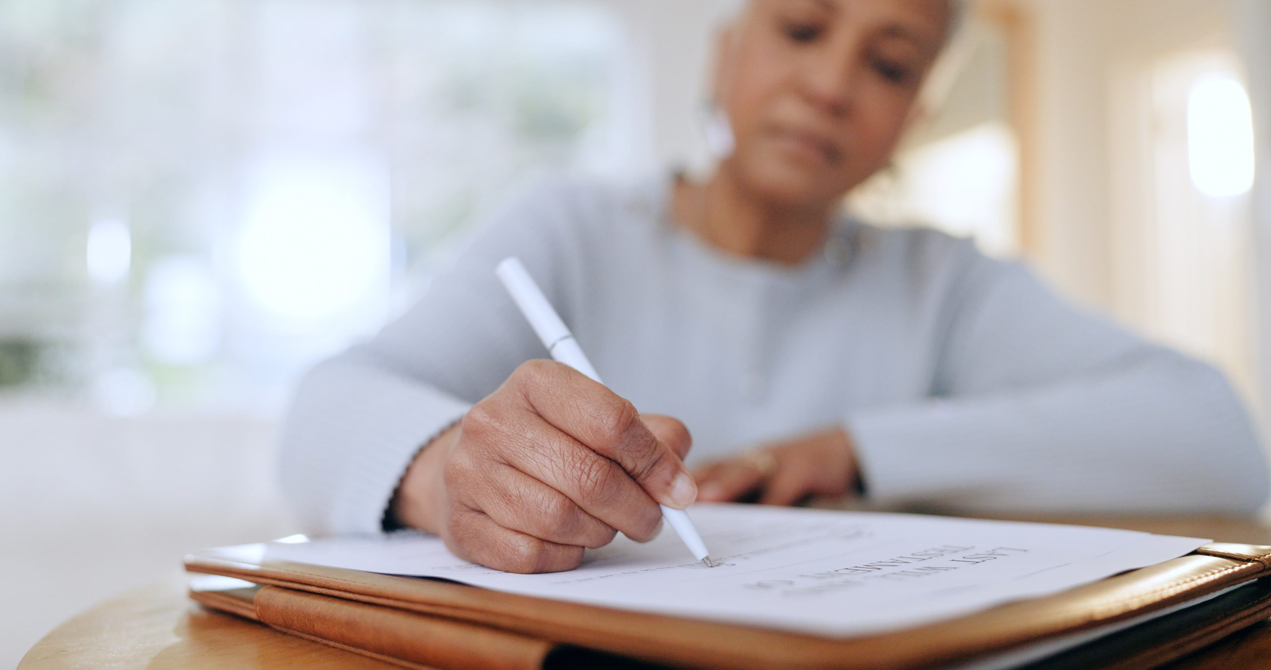 professora assinando contrato de prestação de serviços educacionais